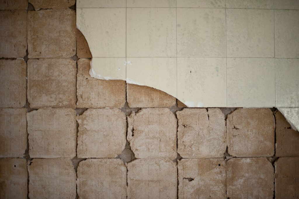 Cómo reparar un azulejo roto o agrietado
