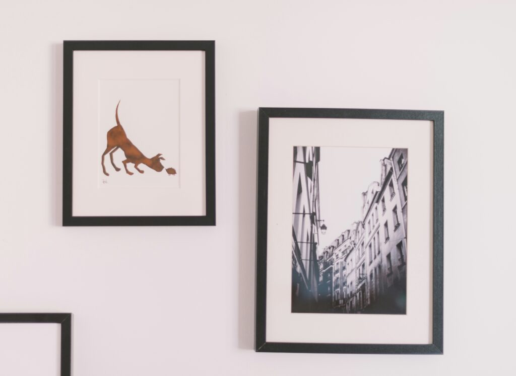 Cómo colgar un cuadro sin dañar la pared