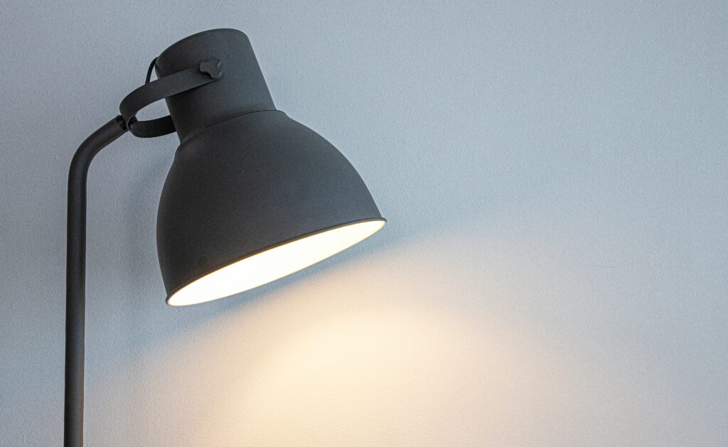 Cómo cambiar una lámpara o punto de luz