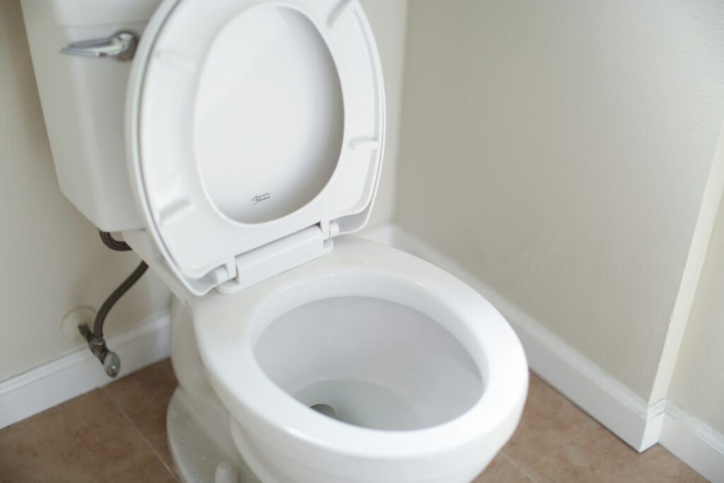 Cómo desatascar un WC sin llamar al fontanero